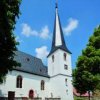 Die Kirche wurde 1260 erstmalig urkundlich erwähnt. Seit 1775 besteht sie in ihrer jetzigen Form, mit dem besonderen gotischen Altarraum und einer Weigle-Orgel. Das denkmalgeschützte Pfarrhaus steht in unmittelbarer Nachbarschaft.