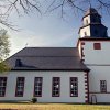 Unser Kirchenschiff wurde in der Zeit zwischen 1721 und 1724 neu erbaut. Die Pläne hierfür stammen von dem Hanauer Baumeister Johannes Daniel Stark. Unser Kirchenschiff ist eine Saalkirche mit rechteckigem Grundriss, die Flachdecke und die Empordecken sin