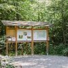 Eine Infotafel macht auf den FriedWald Elisenruhe als Ort der letzten Ruhe und des Erinnerns und Gedenkens aufmerksam.