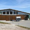 befindet sich auf der schönen Schwäbischen Alb in Benzingen, einem Teilort von Winterlingen.  Sie bietet uns perfekte Trainingsbedingungen in einer wunderschönen Landschaft, die förmlich zu stundenlangen Ausritten einlädt. 