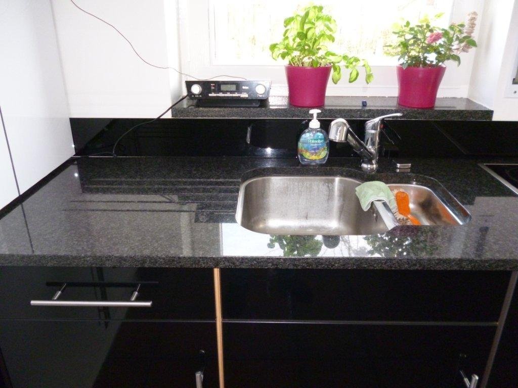 Küchenarbeitsplatte Granit Nero Impala mit Abtropfrillen & Unterbauspüle Edelstahl