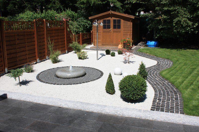 Moderne Gartenanlage mit Naturstein;  fachgerecht eingebaut !