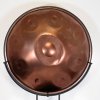 Sowohl mit ihrem Aussehen als auch mit ihrer klanglichen Qualitäten erobert die Mystical Handpan die Herzen auf der ganzen Welt. Die tiefe Resonanz, das weiche Timbre und das ausgewogene Sustain sorgen beim Spielen für eine wohlige Veränderung der Stimmun