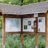Die Infotafel am Eingang zum FriedWald Möhnesee informiert über den Wald und das Konzept.
