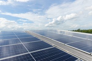 Solarzellen auf dem Bürodach für grüne Energie. Solarzellen auf dem Fabrikdach Photovoltaik-Solarzellen absorbieren Sonnenlicht.