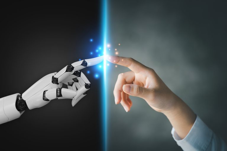 Roboter- und Menschenhände, die aufeinander zeigen, die Idee, futuristische KI zu schaffen, intelligente Systeme, die anstelle von Menschen arbeiten und tun, was Menschen nicht können. Die Schaffung innovativer Technologien für die Zukunft.