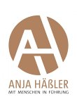 anja-haessler-i-mit-menschen-in-fuehrung